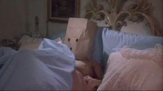 Голая грудь Линды Блэр в фильме «Ночной патруль» фото #1