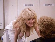 Голая Линда Вайсмейер в фильме «Малибу-экспресс» фото #3