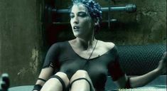 Голая Линда Харди в сериале «Бессмертный» фото #5