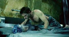 Голая Линда Харди в сериале «Бессмертный» фото #6