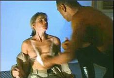 Голая грудь Линды Хоффман в фильме «Время под огнём» фото #1