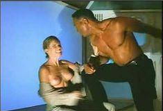 Голая грудь Линды Хоффман в фильме «Время под огнём» фото #2