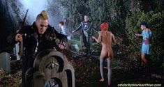 Голая Линни Куигли в фильме «Возвращение живых мертвецов» фото #9