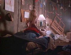 Голая Линни Куигли в фильме «Тыквоголовый 2. Кровавые крылья» фото #1