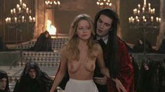 Голая Лор Марсак в фильме «Интервью с вампиром» фото #2