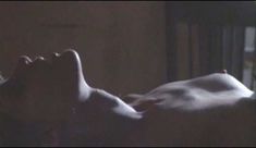 Голая грудь Лори Сингер в фильме «Летняя жара» фото #1