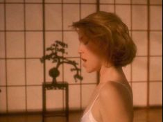 Голая попка Лорин Локлин в фильме «Крепость» фото #4