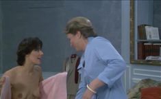 Голая Лоррейн Бракко в фильме «Две пары на одном диване» фото #4