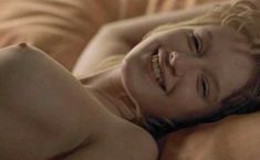 Полностью голая Людивин Санье в фильме «Капли дождя на раскалённых скалах» фото #1