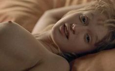 Полностью голая Людивин Санье в фильме «Капли дождя на раскалённых скалах» фото #4