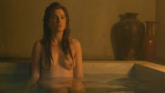 Люси Лоулесс снялась голой в сериале «Спартак: Месть» фото #1