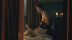 Люси Лоулесс снялась голой в сериале «Спартак: Месть» фото #8