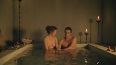 Голая Люси Лоулесс в сериале «Спартак. Боги арены» фото #14