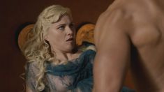 Голая Люси Лоулесс в сериале «Спартак. Кровь и песок» фото #21