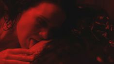 Голая Люси Лью в фильме «Кровь охотника» фото #8