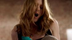 Голая Люси Уолтерс в сериале «Власть в ночном городе» фото #12