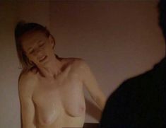 Голая Марг Хельгенбергер в фильме «Кадр за кадром» фото #3