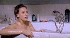 Голая грудь Мари Жиллен в фильме «Приманка» фото #4