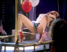 Голая Мария Форд в фильме «Стриптизерша» фото #16