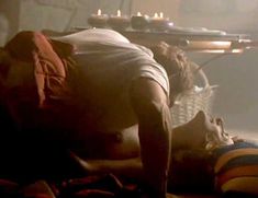 Голая грудь Марли Мэтлин в фильме «Самооборона» фото #3