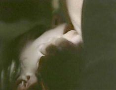 Голая грудь Марли Мэтлин в фильме «Самооборона» фото #6