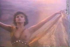 Голая Матильда Мэй в фильме «Обретая себя» фото #2