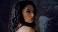 Голая попка Медкен Эмик в сериале «Ведьмы Ист-Энда» фото #2