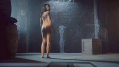 Голая попка Медкен Эмик в сериале «Ведьмы Ист-Энда» фото #3