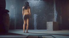 Голая попка Медкен Эмик в сериале «Ведьмы Ист-Энда» фото #4