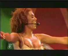 Красотка Мелани Браун засветила грудь на выступлении The Spice Girls фото #4
