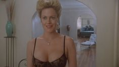 Мелани Гриффит засветила соски в фильме «Костер тщеславий» фото #7