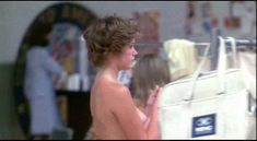 Голая грудь Мелани Гриффит в фильме «Улыбка» фото #3