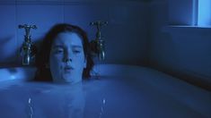 Голая Мелани Лински в фильме «Небесные создания» фото #1