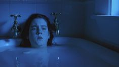 Голая Мелани Лински в фильме «Небесные создания» фото #2