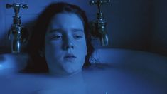 Голая Мелани Лински в фильме «Небесные создания» фото #4