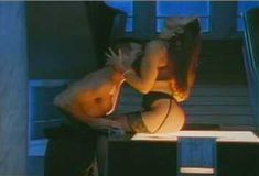 Голая Мелани Пол в фильме «Тяжелые времена» фото #10