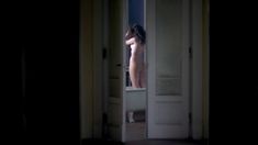 Голая Мелиа Крейлинг в фильме «Отряд героев»