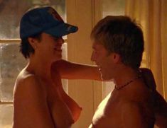 Миа Заттоли засветила сосок в фильме «С ветерком в Вегас» фото #3