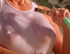 Миа Заттоли засветила сосок в фильме «С ветерком в Вегас» фото #6