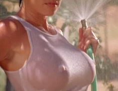 Миа Заттоли засветила сосок в фильме «С ветерком в Вегас» фото #7