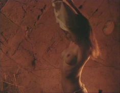 Миа Сара снялась голой в фильме «Черный день, светлая ночь» фото #1