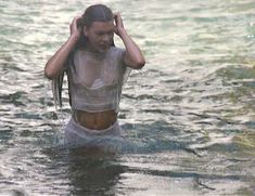 Голый сосок Миллы Йовович в фильме «Возвращение в Голубую лагуну» фото #5