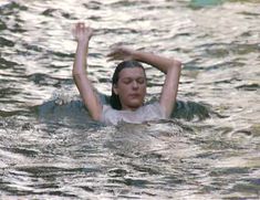 Голый сосок Миллы Йовович в фильме «Возвращение в Голубую лагуну» фото #7