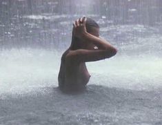 Голый сосок Миллы Йовович в фильме «Возвращение в Голубую лагуну» фото #9