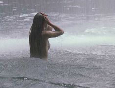 Голый сосок Миллы Йовович в фильме «Возвращение в Голубую лагуну» фото #10