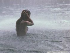 Голый сосок Миллы Йовович в фильме «Возвращение в Голубую лагуну» фото #11