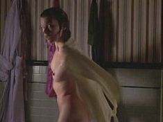 Голая Милла Йовович в фильме «Никаких добрых дел» фото #12