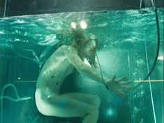 Голая Милла Йовович в фильме «Обитель зла 2. Апокалипсис» фото #2