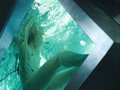 Голая Милла Йовович в фильме «Обитель зла 2. Апокалипсис» фото #3