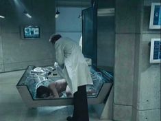 Голая Милла Йовович в фильме «Обитель зла 2. Апокалипсис» фото #4